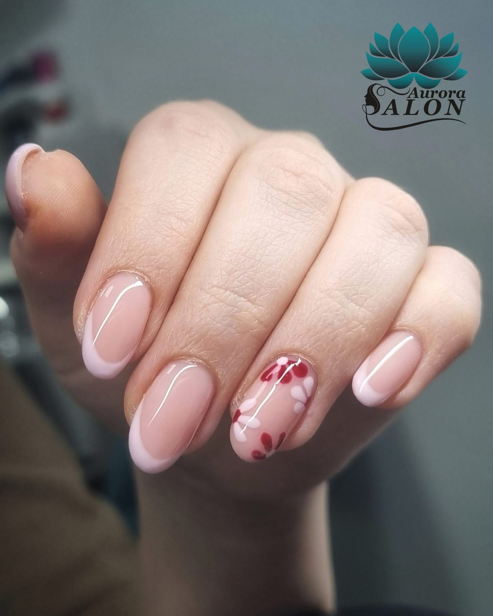 Manichiură nude cu detalii delicate