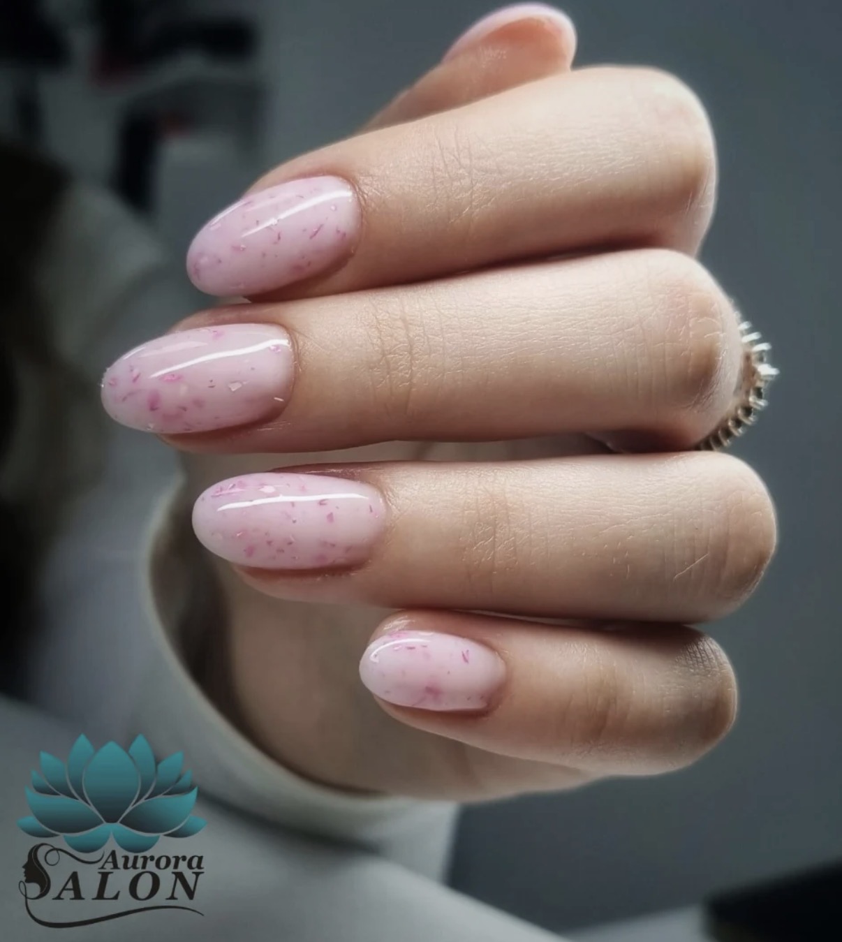 Manichiură roz pastel