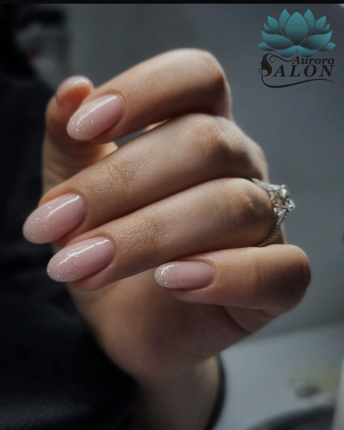 Manichiură nude cu glitter discret