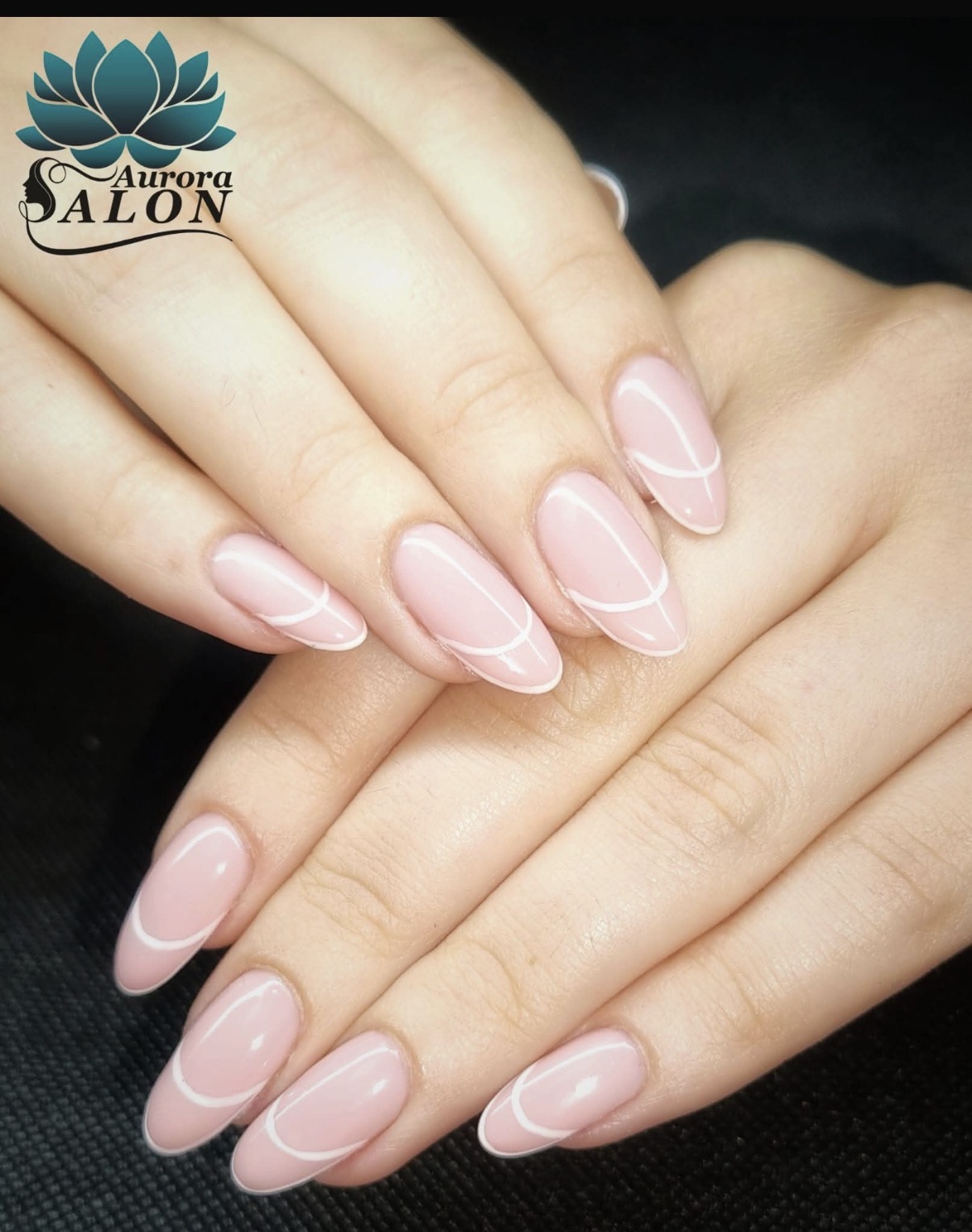 Manichiură baby pink cu linii albe